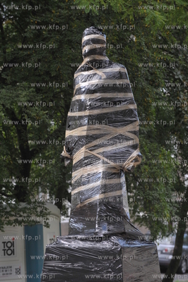 Na skwerze przed kosciolem sw. Brygidy postawiono pomnik...