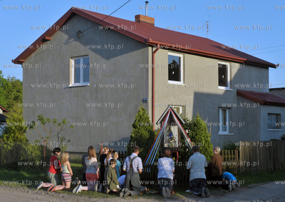 Nabozenstwo majowe przy kapliczce w Sulminie w gmienie...