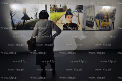 Wernisaz wystawy fotografii Mlode Dusze autorstwa Magdaleny...