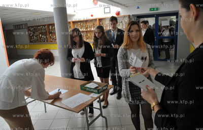 Zukowo. Gimnazjum nr 2. Drugi dzien egzaminu gimnazjalnego,...