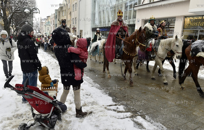Orszak Trzech Króli w Sopocie. Przemarsz ul. Bohaterow...