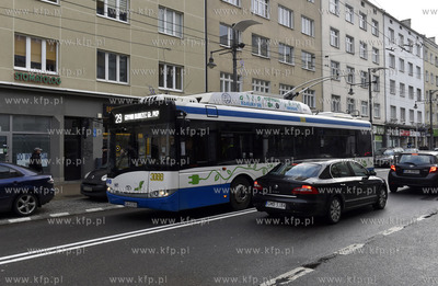 Gdynia, trolejbus marki Solaris na ul. Świętojańskiej....