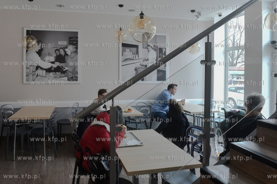 Gdańsk. Bar turystyczny na ul. Szerokiej z nowym wystrojem...