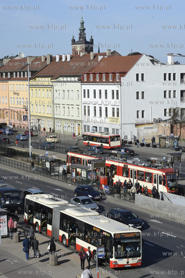 Autobus i tramwaj na ul. Okopowej w okolicy budynku...