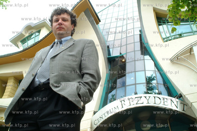 Prezydent Sopotu Jacek Karnowski przed Krzywym Domem...