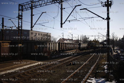 Wykolejony pociag towarowy. Sklad wypadl z szyn  miedzy...