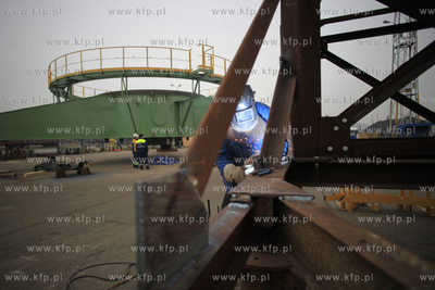 Gdynia. Zaladunek elementow tzw. stacker reclaimer,...