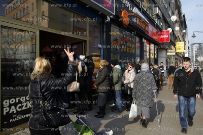 Gdynia Tlusty czwartek. Kolejka po paczki do cukierni...