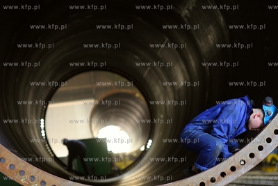 Stocznia Gdanska. Hala K1. Budowa wiatrakow dla farm...