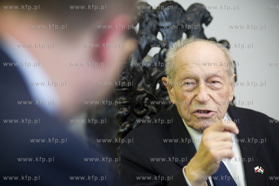 UM Gdańska. Prezydent Paweł Adamowicz wręczył medal...