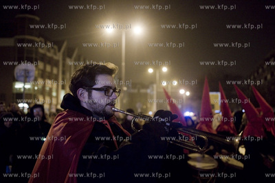 Gdańsk. Misterium Nocne. Uczestnicy misterium przy...