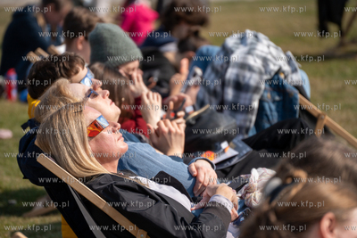 Ogląganie cześciowego, 13% zaśmienia słońca na...