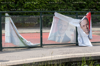 Gdańsk. Wybory Prezydenckie 2025. Nz. Zniszczony plakat...