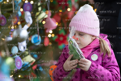 Sopot. Zapalenie światełek na ustrojonych przez dzieci...