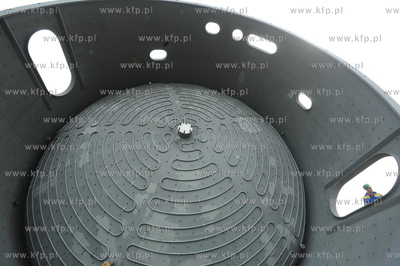 Port w Gdansku. Przeladunek elementu urzadzenia do...