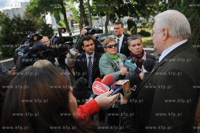 Gdansk. Wybory parlamentarne. Glosuje Lech Walesa z...