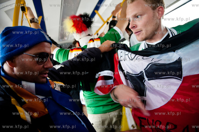 Gdansk. Niemieccy, Greccy i Polscy kibice udajacy sie...