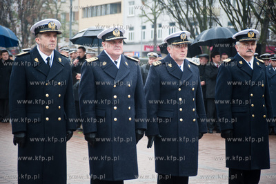 Gdynia. Zlozenie kwiatow na plycie Pomniku Marynarza...