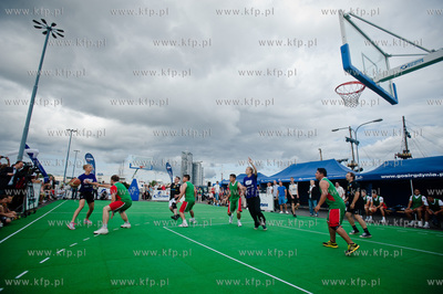 Gdynia. Skwer Kosciuszki. Wielki Mecz Koszykowki pomiedzy...