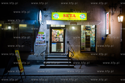 Gdansk. Ul. Garbary. Fasada i szyldy reklamowe sklepu...