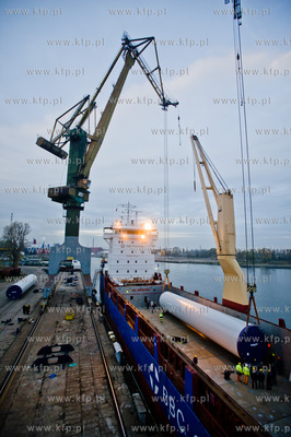 Stocznia Gdanska. Zaladunek elementow wiez wiatrowych,...