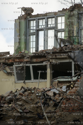 Gdansk. Rozbiorka budynku dawnej przychodni przy ulicy...