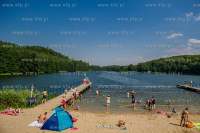 Strzezone przez ratownikow kąpielisko nad jeziorem...