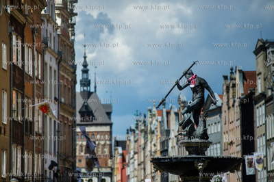 Gdańsk. Neptun przystrojony szalikiem w barwach narodowych.
01.07.2016
fot....