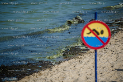 Gdańsk. Czerwona flaga na kąpielisku miejskim w Brzeźnie,...