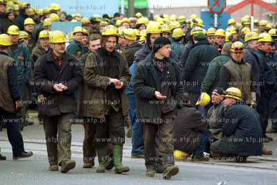 Strajk w Stoczni Gdynia S.A. Przed budynkiem dyrekcji...