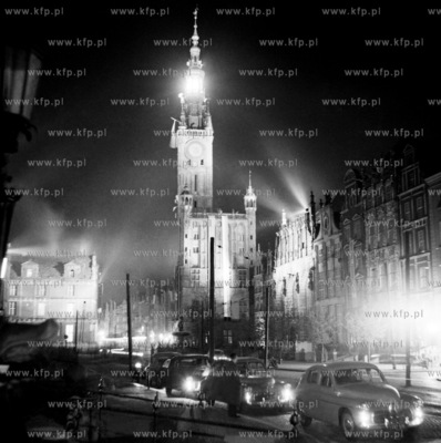 Gdansk Dlugi Targ i Ratusz Glownomiejski noca, na pierwszym...