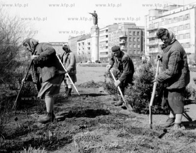 Wiosenne prace porzadkowe na skwerze Kosciuszki w Gdyni,...