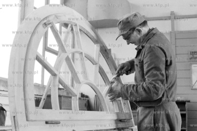 Pracownik pracowni kamieniarskiej PKZ rzeźbi detale...