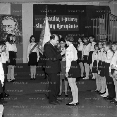 Zenon Bancer, przewodniczący MRN w Sopocie wręcza...