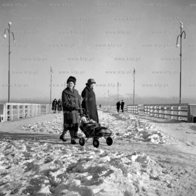 Spacer po zaśnieżonym molo w Sopocie. (lata60).
1961
0001823z
Fot....