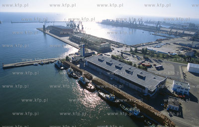 Port Gdynia z lotu ptaka. Po prawej stronie nabrzeze...