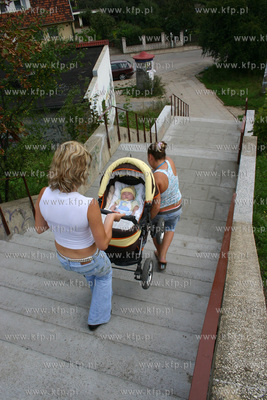 Schody bez podjazdow dla wozkow prowadzace do i z przystanku...