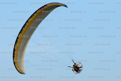 Rewa jesienia. Nz. Paralotniarz 19.11.2006Fot....