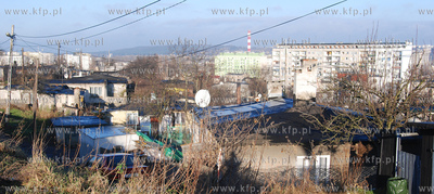 Piecset rodzin z osiedla mieszkaniowego na wzgorzu...