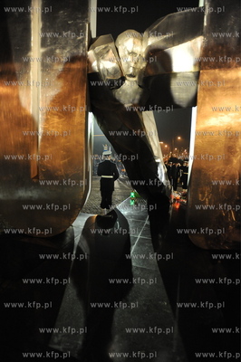 Pomnik Ofiar Grudnia 1970, Gdynia Stocznia. Obchody...