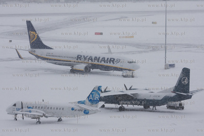 Gdansk, Rebiechowo. Widok na plyty postojowe dla statkow...