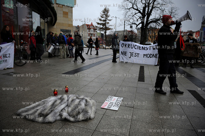 Gdansk. Wejscie do CH Galeria Baltycka. Manifestacja...