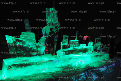 II Festiwal Rzezb Lodowych w Gdyni. Nz. Iluminowana...