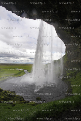 Islandia krajobraz wyspy, wodospad Seljalandsfoss czerwic...