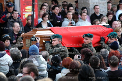 Cialo tragicznie zmarlego, w katastrofie lotniczej...