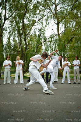 Dzielnica - stolica - Streetwaves. Akcja miejska wyprowadzajaca...