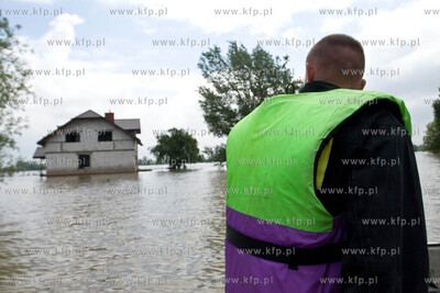Nowy Torszyn NZ Strazacy pomagaja powodzianom, do domow...