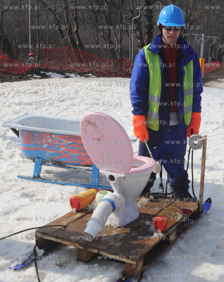 Zawody Zjazdu Na Byle Czym - rodzinna impreza na stoku...