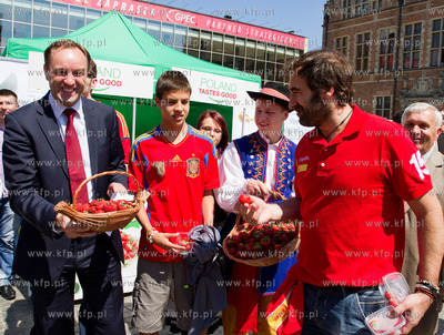 Gdansk. Targ Weglowy. Kampania promujaca truskawke...