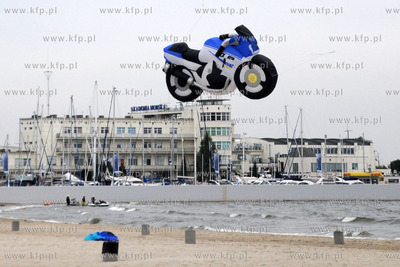 Przepiekne latawce wielkie i mniejsze krolowaly na...